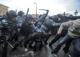 Tvrdý střet policie s fotbalovými fanoušky.