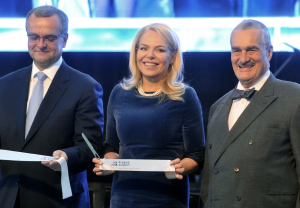 Přejmenování letiště stvrdili přestřižením pásky mimo jiné manželka bývalého prezidenta Dagmar Havlová, ministr zahraničí Karel Schwarzenberg (vpravo) či ministr financí Miroslav Kalousek (oba TOP 09).