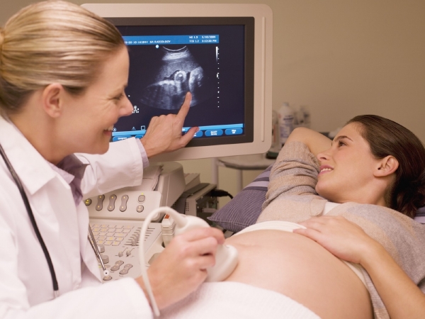 Díky neustálému pozorování oplodněného vajíčka dokážou lékaři při umělém oplodnění odhadnout, kdy je nejlepší chvíle pro přenesení vajíčka do dělohy matky.