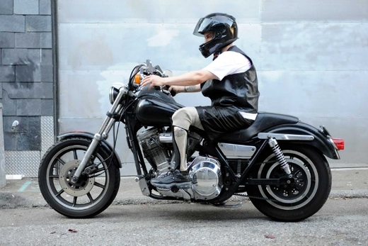 James přišel o nohu při nehodě. Když začal přemýšlet o umělé noze, chtěl něco, co doplní jeho tetování a milovanou motorku.