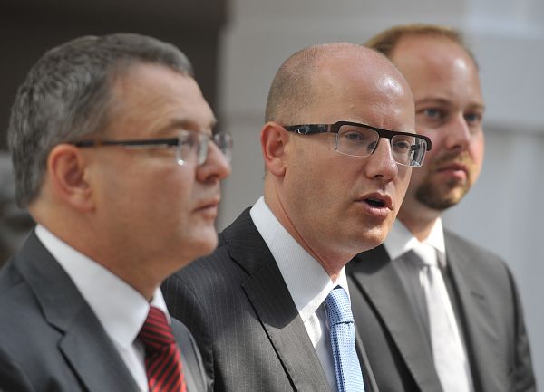 ČSSD má předložit v nejkratším možném termínu návrh na zrušení sKarty. Uvedl to předseda strany Bohuslav Sobotka (uprostřed). ČSSD má předložit v nejkratším možném termínu návrh na zrušení sKarty. Uvedl to předseda strany Bohuslav Sobotka (uprostřed).