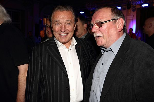 Karel Gott (vlevo) v pátek zahájil své nejnákladnější turné. Karel Gott (vlevo) v pátek zahájil své nejnákladnější turné.