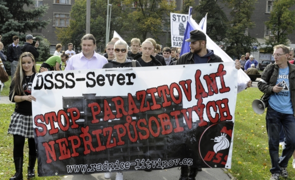 Asi 70 lidí pochodovalo v sobotu odpoledne v Ústí nad Labem kolem ubytoven obývaných převážně Romy. Asi 70 lidí pochodovalo v sobotu odpoledne v Ústí nad Labem kolem ubytoven obývaných převážně Romy.