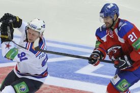 Jakub Klepiš z HC Lev (vpravo) fauluje Vladimira Tarasenka z Petrohradu.