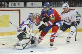 Zleva brankář Sergej Bobrovskij z Petrohradu, Jakub Voráček z HC Lev a Kevin Dallman z Petrohradu.