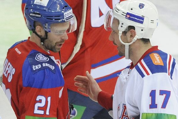 Největší hvězda Petrohradu Ilja Kovalčuk (vpravo) se zdraví s Jakubem Klepišem z HC Lev po skončení utkání. 
