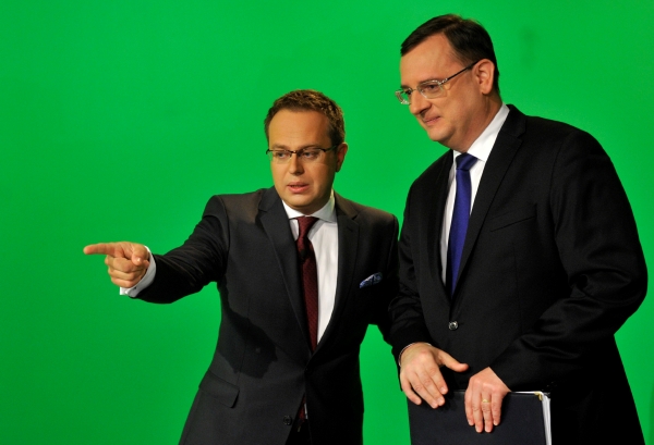 V diskuzním pořadu Otázky Václava Moravce se mluvilo o budoucnosti vlády Petra Nečase (vpravo). 
