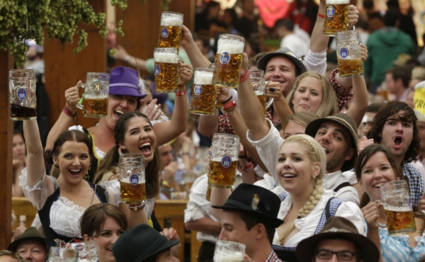 Letošní 179. ročník mnichovského Oktoberfestu, největší lidové pivní slavnosti na světě, přilákal 6,4 milionu lidí, o půl milionu méně než před rokem. Letošní 179. ročník mnichovského Oktoberfestu, největší lidové pivní slavnosti na světě, přilákal 6,4 milionu lidí, o půl milionu méně než před rokem.