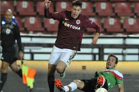 Zleva Václav Kadlec z AC Sparta Praha a Gaizka Toquero z týmu Athletic Bilbao.