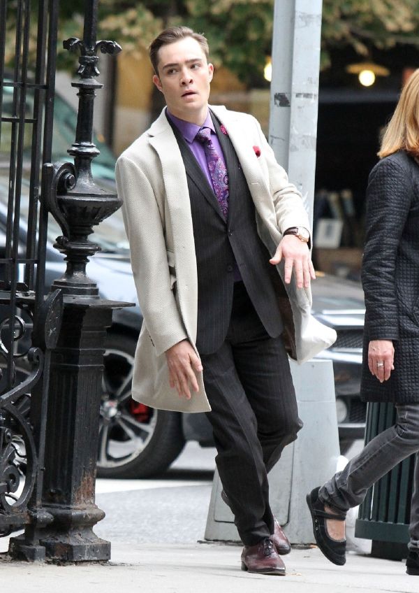 Ed Westwick si roli Chucka Basse vysloveně užívá.