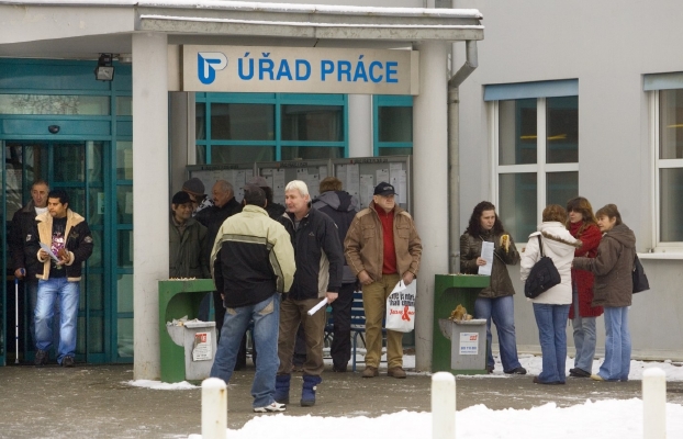 O práci se v září ucházelo 493 185 lidí, což bylo meziměsíčně více o zhruba šest a půl tisíce.