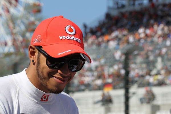 Lewis Hamilton si s Twitterem příliš nerozumí.