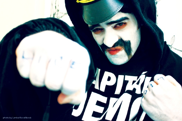 O debutu Kapitána Dema se celkem mluví.