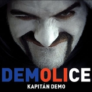 Obal debutu Demolice se nese v barvách trikolory.