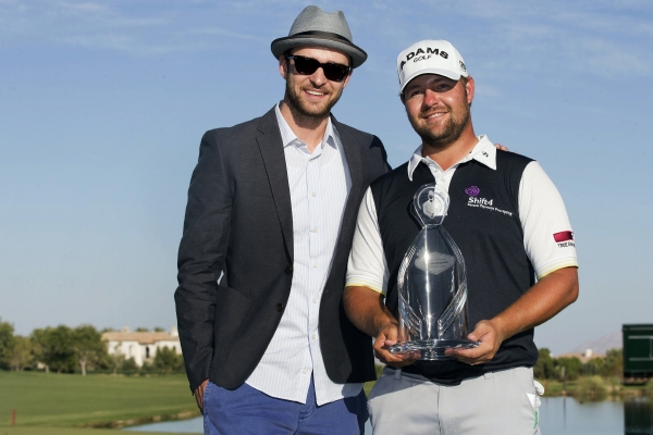 Američan Ryan Moore (vpravo) s hercem a zpěvákem Justinem Timberlakem.