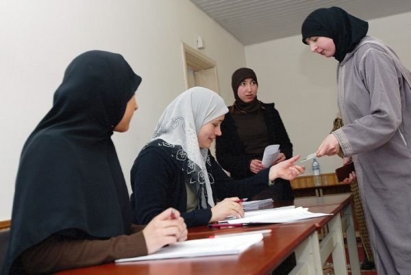 Paralelní vláda. Muslimové v Belgii volí svou Belgickou muslimskou radu.