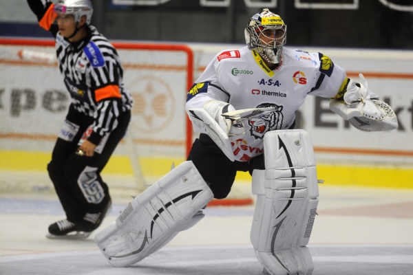 Gólman Ondřej Pavelec měl být v Liberci hvězdou, místo toho se s týmem topí v bídě. 