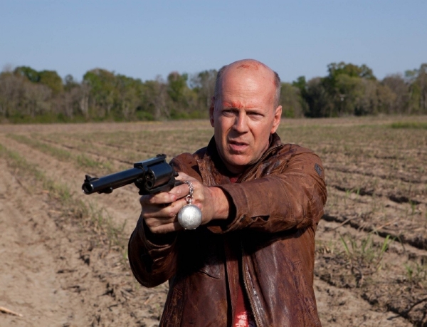 Starší podobu hlavní postavy ztvárnil Bruce Willis.
