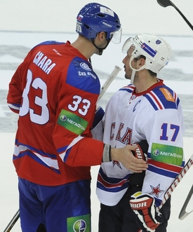 Zdeno Chára se v sobotu pozdravil s Kovalčukem, dnes bude bránit další ruskou hvězdu.