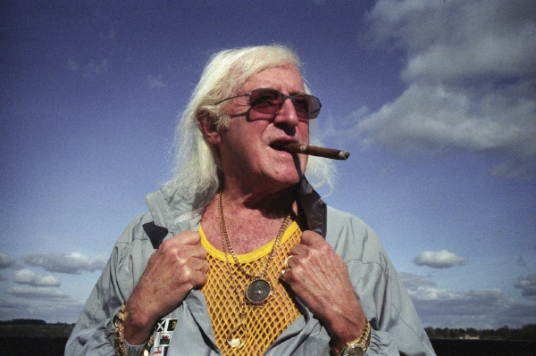 Bývalý moderátor BBC Jimmy Savile prý sexuálně zneužíval ženy. 