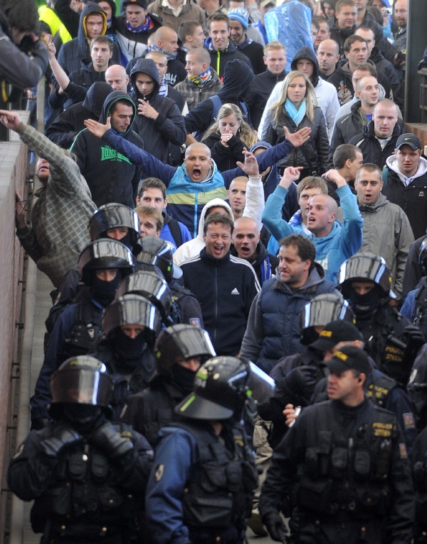 Policie obvinila 19 fanoušků Sparty Praha a Baníku Ostrava z výtržnictví. 