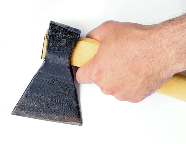 Muži napadl a zranil v baru dva hosty sekerou (ilustrační foto).