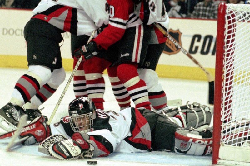 Největší část své hokejové kariéry strávil Hašek v Buffalu. Do města na východním pobřeží USA přišel po dvouletém angažmá v Chicagu v roce 1992. V Buffalu vydržel devět sezon, jednou ho dovedl až do finále NHL. Touha po Stanley Cupu ho poté odvála do Detroitu. (Foto: Profimedia) Největší část své hokejové kariéry strávil Hašek v Buffalu. Do města na východním pobřeží USA přišel po dvouletém angažmá v Chicagu v roce 1992. V Buffalu vydržel devět sezon, jednou ho dovedl až do finále NHL. Touha po Stanley Cupu ho poté odvála do Detroitu. (Foto: Profimedia)