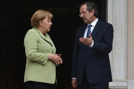 Německá kancléřka Angela Merkelová (vlevo) a řecký premiér Antonis Samaras (vpravo).