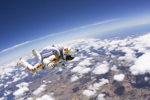 Rakušan Felix Bamgartner skočí ze stratosféry. Rakušan Felix Bamgartner skočí ze stratosféry.