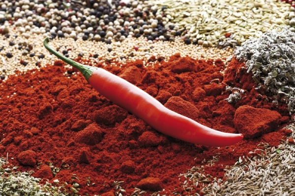 Slízávání chilli papriček z kuchyňského stolu je bezpochyby lákavé pro jedince vyhledávající výrazné chuťové vjemy, nicméně nic nenasvědčuje tomu, že by tato činnost byla typická pro osoby mladší 18 let, stojí v rozsudku (ilustrační foto).