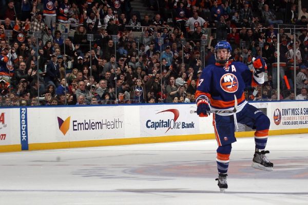 Hokejisty extraligových Karlových Varů posílí po dobu výluky zámořské NHL kanadský obránce Andrew MacDonald, hráč New Yorku Islanders. 