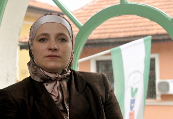 První evropská politička s muslimským šátkem Amra Babičová. První evropská politička s muslimským šátkem Amra Babičová.