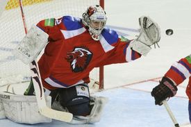 Brankář HC Lev Tomáš Pöpperle likviduje jednu ze střel, vpravo obránce HC Lev Nathan Oystrick.
