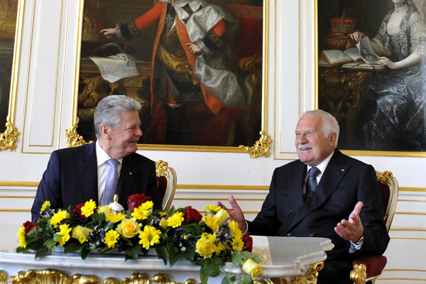 Joachima Gaucka přivítal na Pražském hradě jeho český protějšek Václav Klaus s vojenskými poctami.