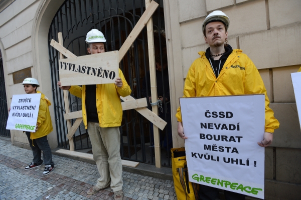 Aktivisté Greenpeace protestovali proti tomu, že ČSSD údajně váhá podpořit novelu horního zákona, která by zrušila možnost vyvlastnění kvůli těžbě uhlí.