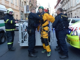 Na místě zasahovala policie a hasiči.