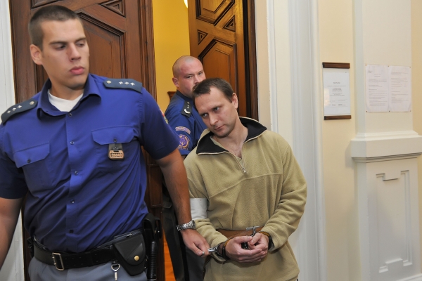 Filip Onderka je obžalován z vraždy místostarosty Vytopila. Filip Onderka je obžalován z vraždy místostarosty Vytopila.