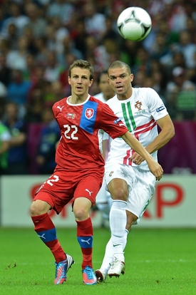 Vladimír Darida (vlevo) v souboji s portugalským obráncem Pepém.