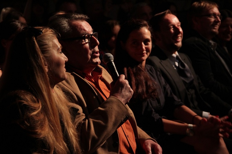 Podívat se přišel i Miloš Forman s manželkou. Podívat se přišel i Miloš Forman s manželkou.