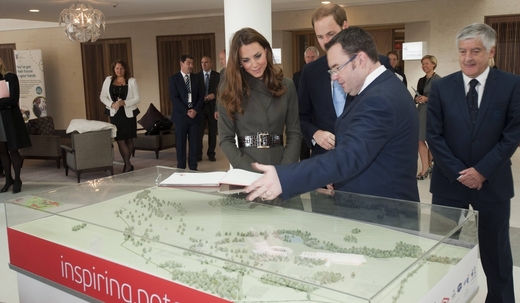 William a Kate při prohlídce St. George's Parku. 