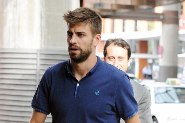Gerard Piqué se nebojí "obout" ani do Josého Mourinha. Gerard Piqué se nebojí "obout" ani do Josého Mourinha.