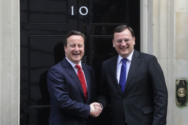 Britský premiér David Cameron a jeho český protějšek Petr Nečas. Britský premiér David Cameron a jeho český protějšek Petr Nečas.