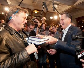Romneyho volební kampaň na radnici v Bedfordu.