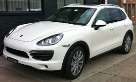K úspěchu přispělo novátorské Porsche Cayenne.
