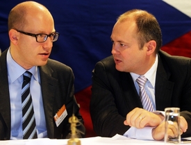 Předseda ČSSD Bohuslav Sobotka a místopředseda Michal Hašek (vpravo).