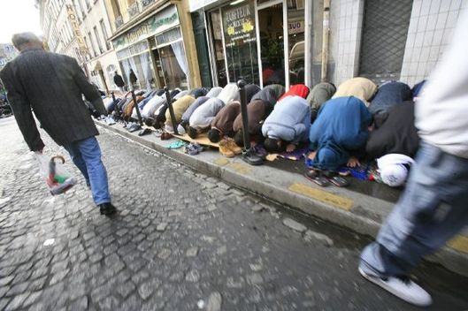 Muslimové se modlí během ramadánu v Paříži. Muslimové se modlí během ramadánu v Paříži.
