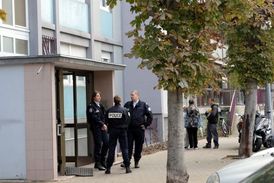 Francouzští policisté u domu jednoho ze zatčených v Torcy.