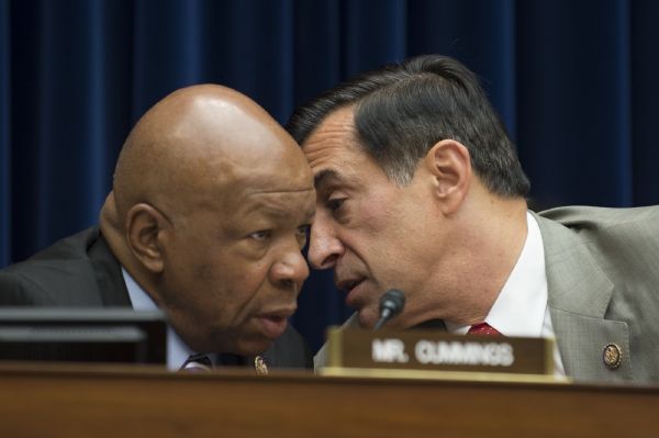  Republikáni Elijah Cummings (vlevo) a Darrell Issa na projednávání kauzy Benghází v Kongresu.