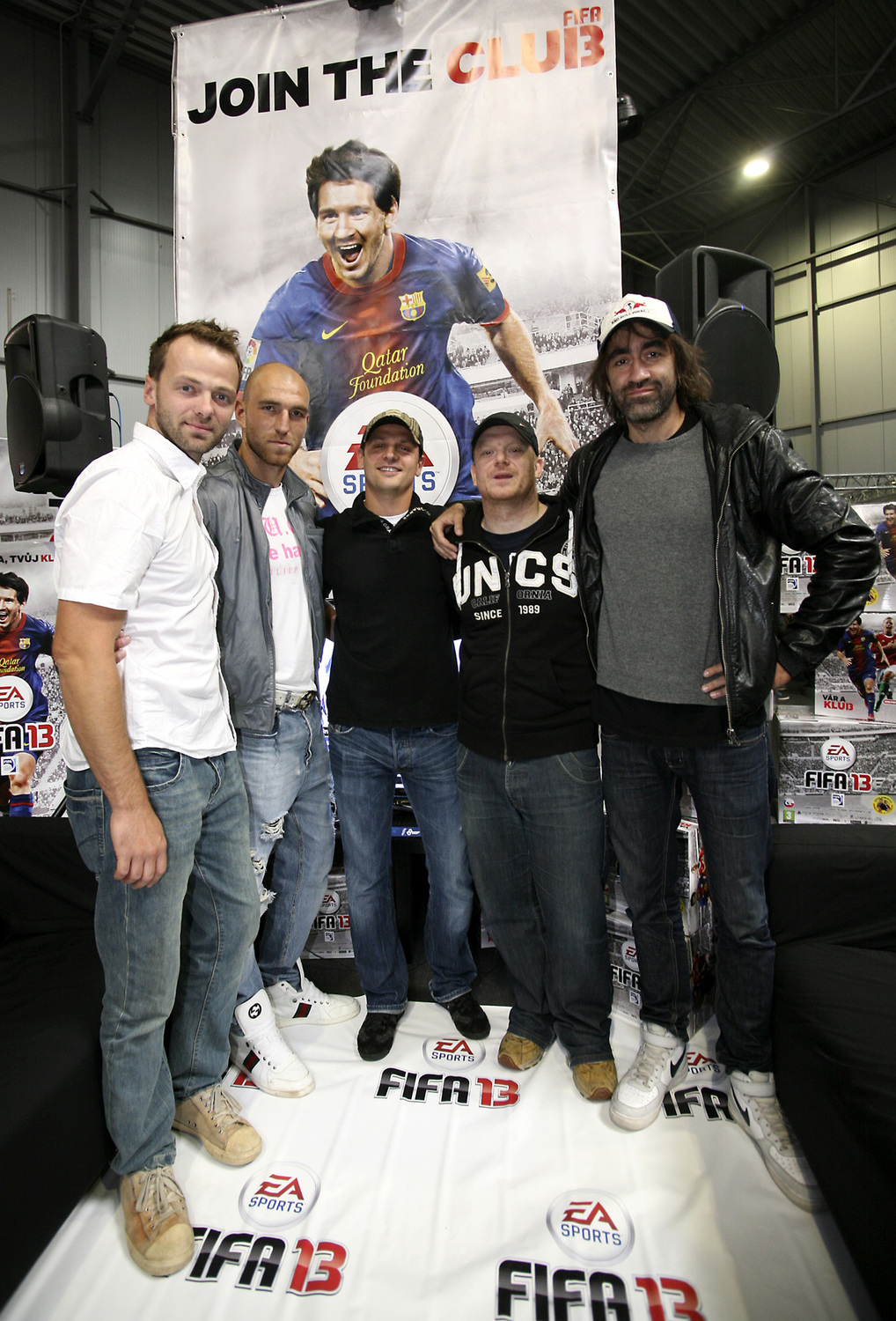 Marek Matějovský a Martin Latka s herci Okresního přeboru na křtu hry FIFA 13.