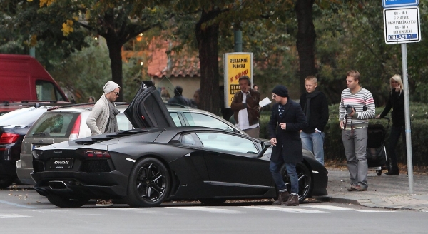 Leoš Mareš a jeho nové lamborghini. Leoš Mareš a jeho nové lamborghini.
